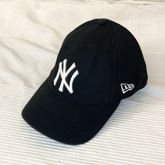 New Era Curved Brim Youth New York Yankees MLB Black Cap - Picture 2 of 14